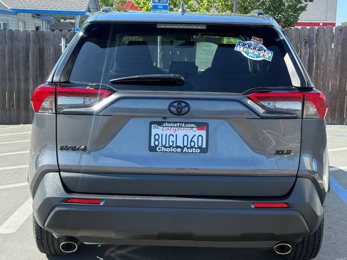 Used 2021 Toyota RAV4 XLE w/ Convenience Package FWD image 5
