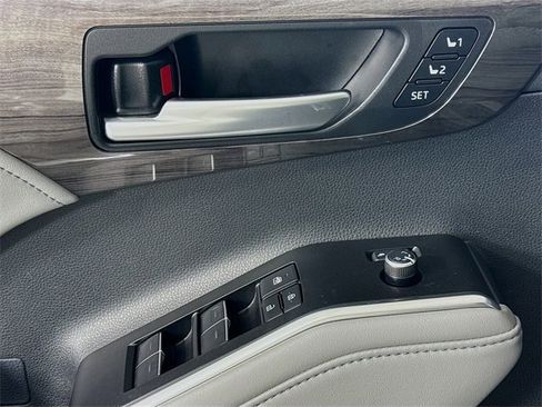 Certified 2025 Toyota Highlander Limited image 17