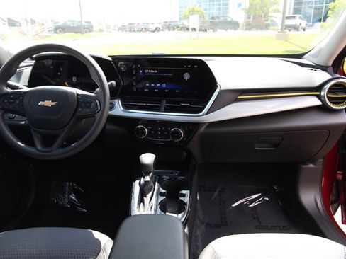 Used 2025 Chevrolet Trax LT FWD image 35