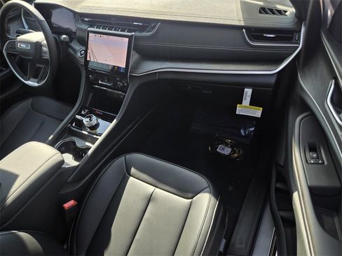New 2025 Jeep Grand Cherokee Limited image 8