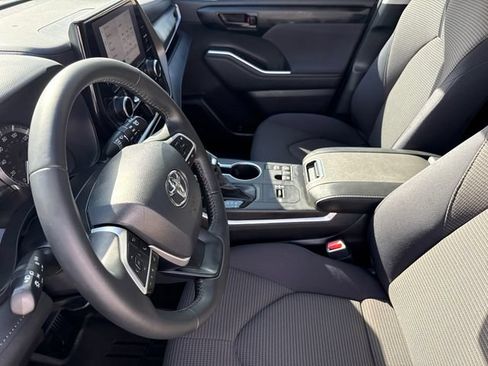 Used 2023 Toyota Highlander LE FWD image 18