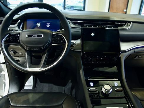 Used 2023 Jeep Grand Cherokee Overland image 12