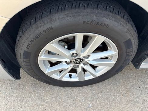 Used 2025 Toyota Camry LE FWD image 11
