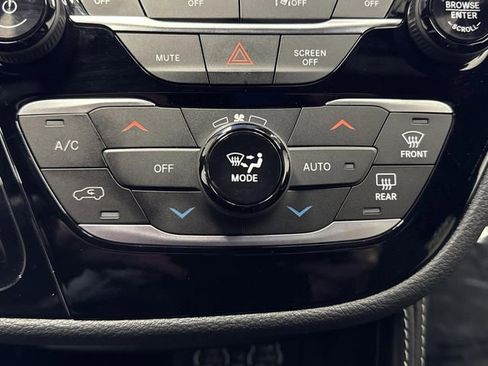 Used 2025 Chrysler Pacifica Limited image 20