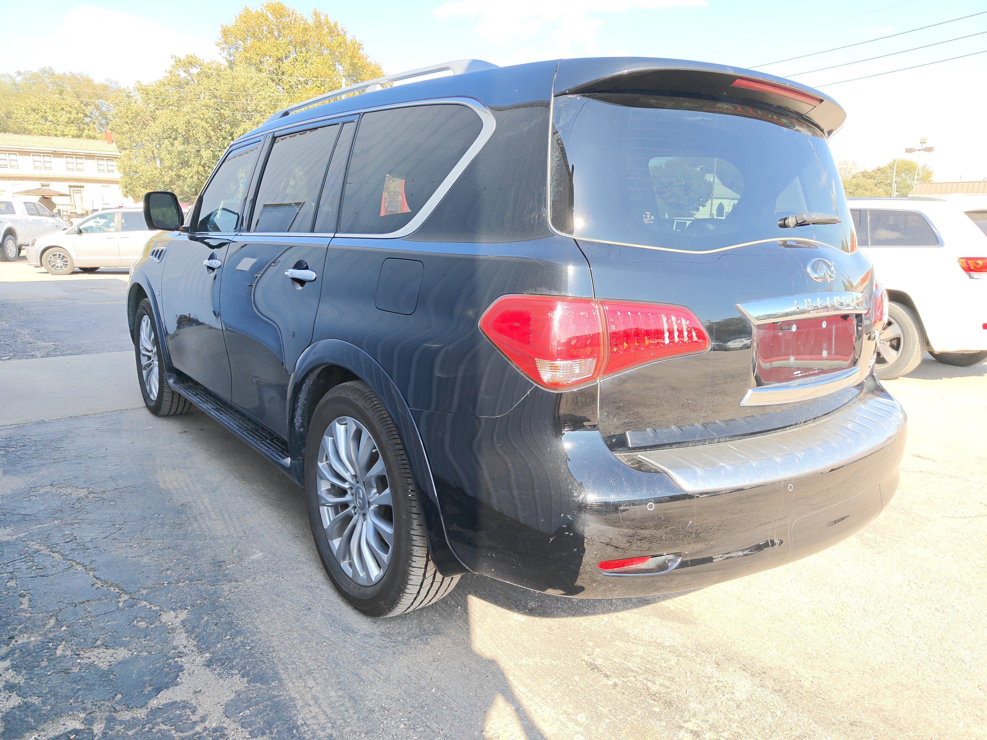 Used 2017 INFINITI QX80 4WD w/ Driver Assistance Package image 11