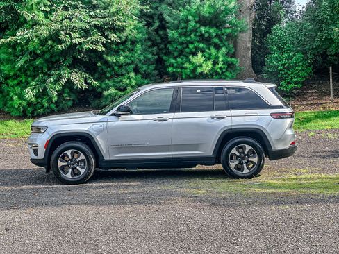 Used 2023 Jeep Grand Cherokee 4WD 4xe image 4