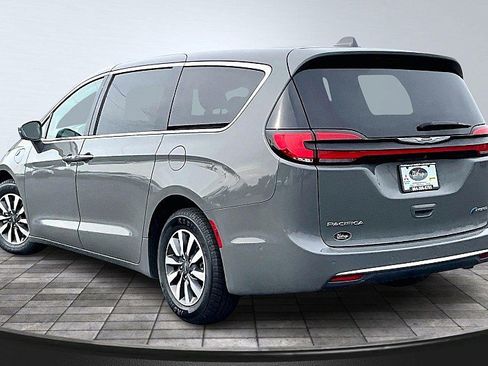 Used 2022 Chrysler Pacifica Touring-L w/ Uconnect Theater Family Group image 13