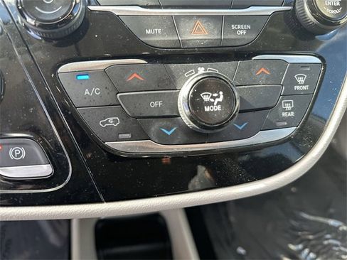 Used 2022 Chrysler Voyager LX image 17