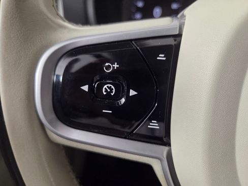 Used 2020 Volvo XC90 T5 Momentum w/ Protection Package FWD image 19