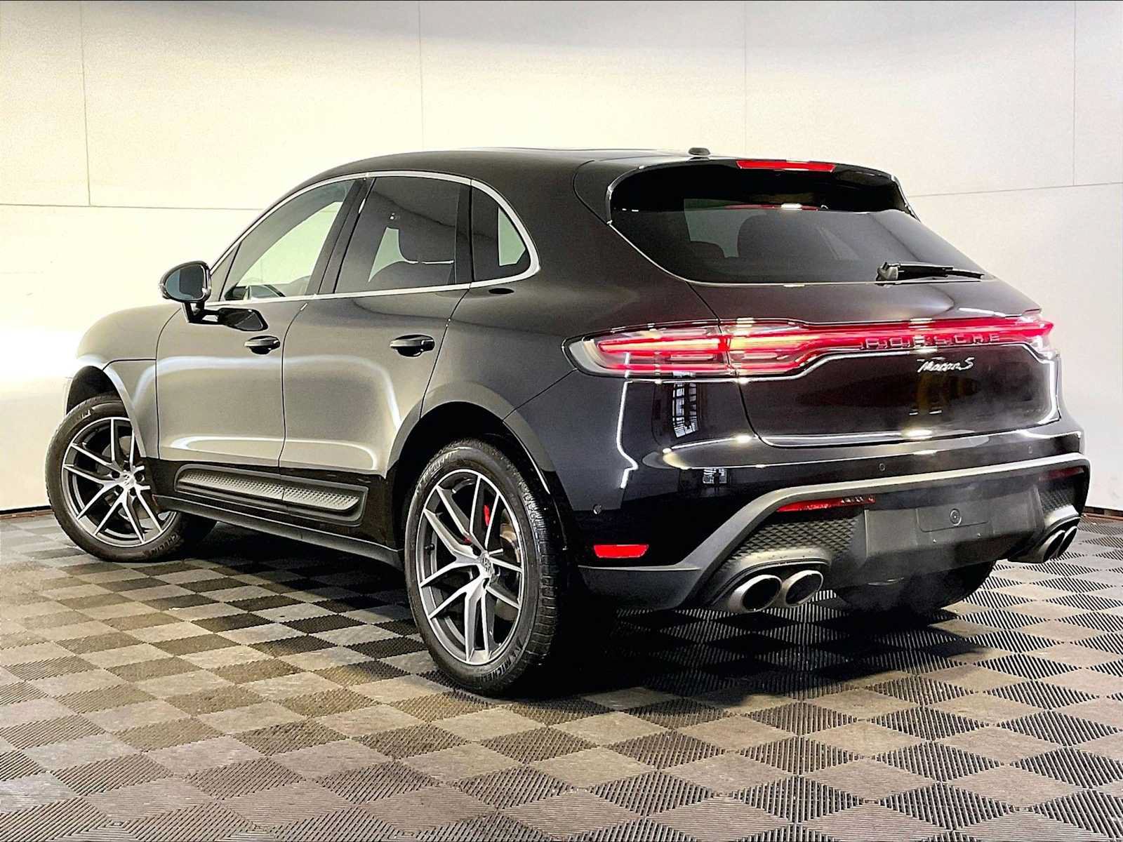 Certified 2024 Porsche Macan S AWD/4WD image 3