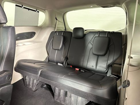 Used 2018 Chrysler Pacifica Touring-L w/ Premium Audio Group image 31