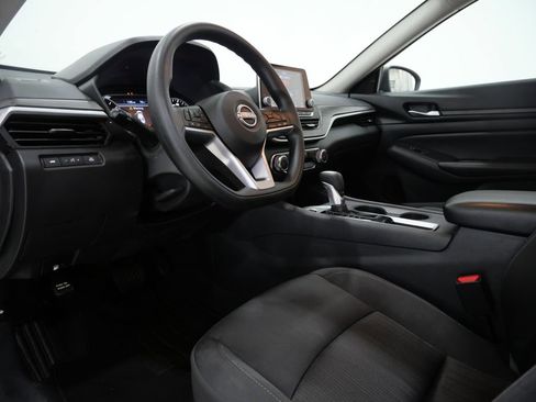 Used 2025 Nissan Altima 2.5 SV FWD image 11
