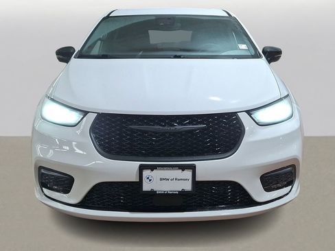 Used 2024 Chrysler Pacifica Select image 2