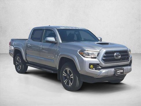 Used 2017 Toyota Tacoma TRD Sport RWD image 3