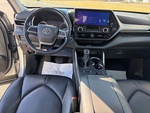 Used 2023 Toyota Highlander L image 18