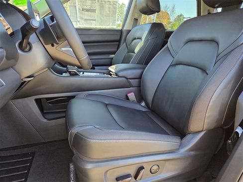 New 2025 Nissan Pathfinder SL image 10