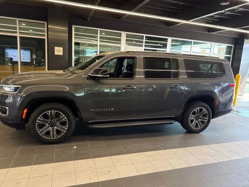 Used 2024 Jeep Wagoneer L Series II RWD image 15