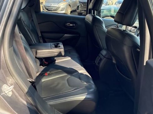 Used 2019 Jeep Cherokee Limited image 16