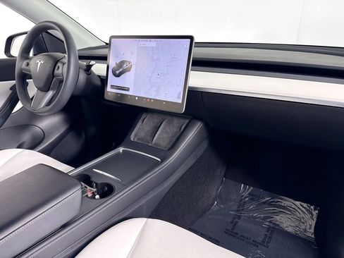 Used 2022 Tesla Model Y Long Range image 32