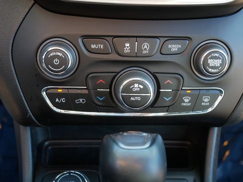 Used 2022 Jeep Cherokee Limited image 25