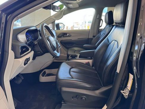 Used 2023 Chrysler Pacifica Touring-L FWD image 9