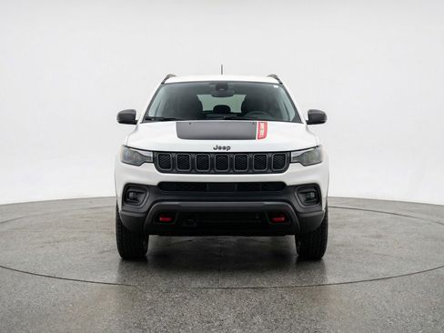 Used 2025 Jeep Compass Trailhawk w/ Trailer Tow Group AWD/4WD image 2