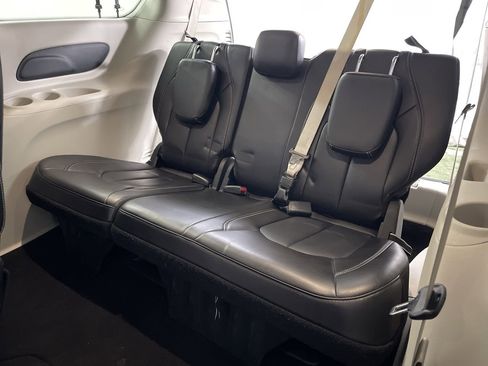 Used 2023 Chrysler Pacifica Touring-L image 20