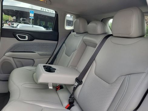 Used 2022 Jeep Compass Latitude FWD image 11