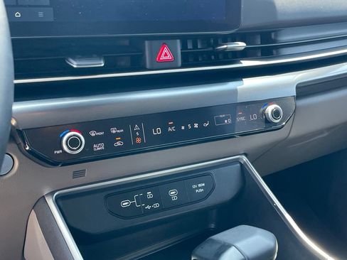 Certified 2025 Kia Carnival FWD image 17