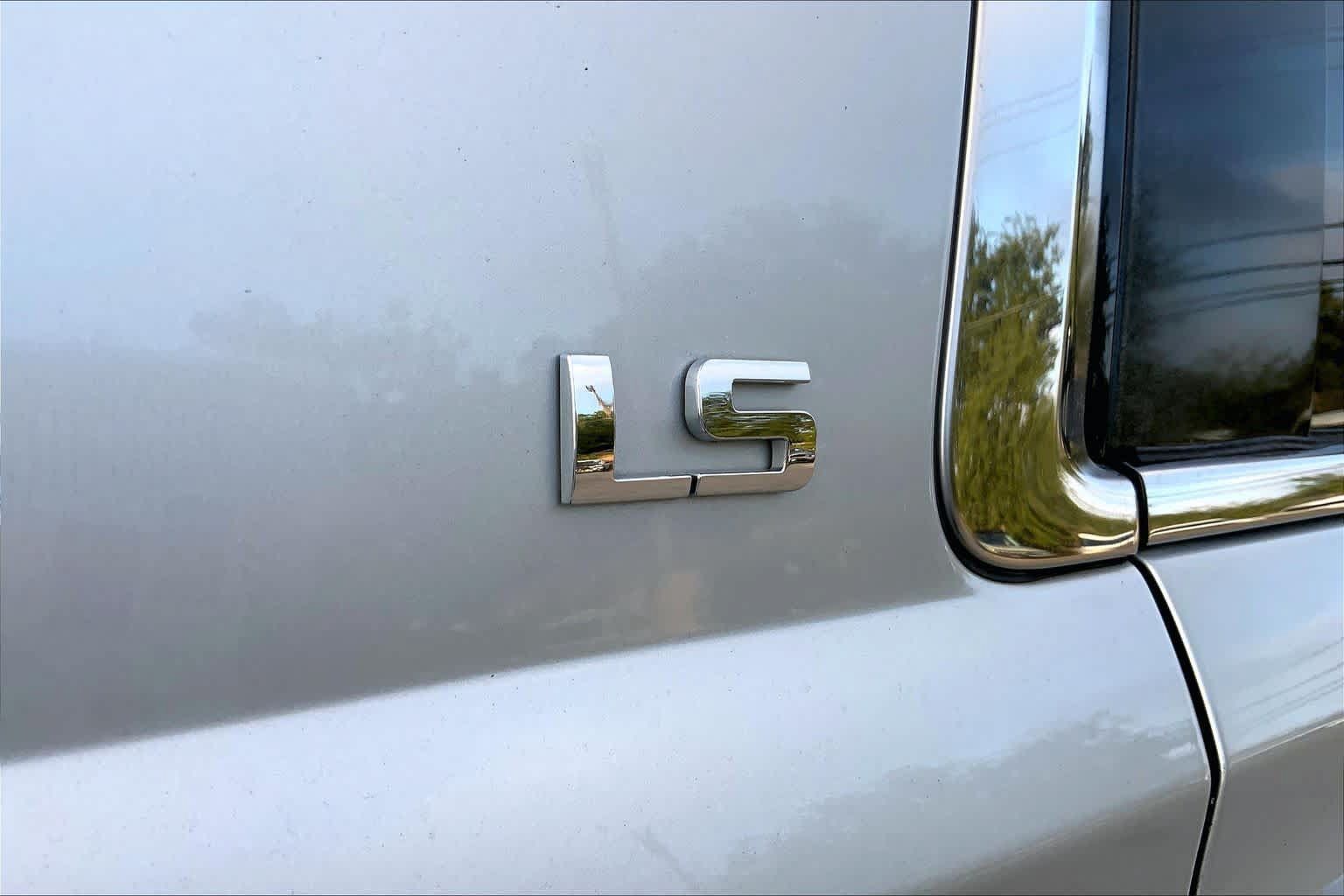 Used 2015 Chevrolet Suburban LS RWD image 10