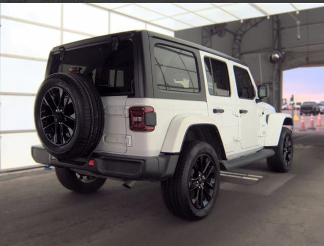 Used 2023 Jeep Wrangler Unlimited Sahara AWD/4WD image 3