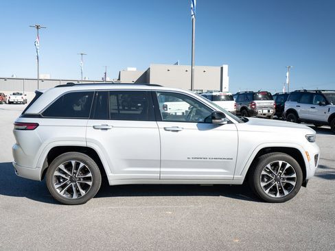 Used 2023 Jeep Grand Cherokee Overland w/ Luxury Tech Group IV AWD/4WD image 11