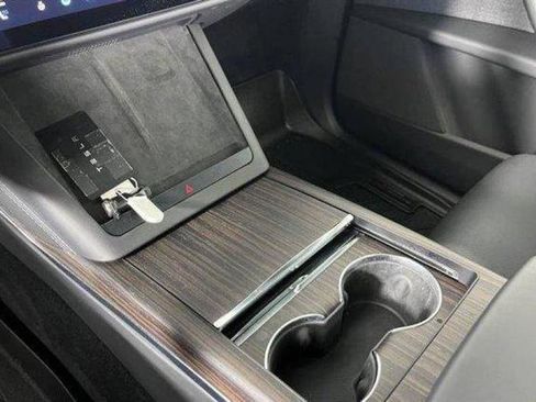 Used 2023 Tesla Model X Plaid image 8
