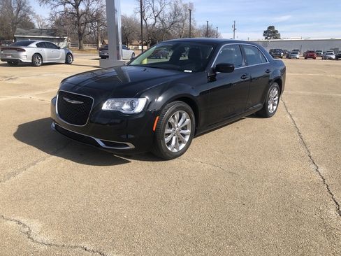 Used 2018 Chrysler 300 Touring L image 3