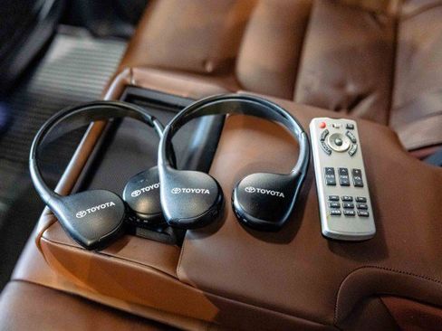 Used 2018 Toyota Land Cruiser image 49