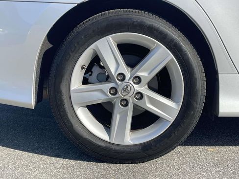 Used 2014 Toyota Camry SE w/ Moonroof Package FWD image 32