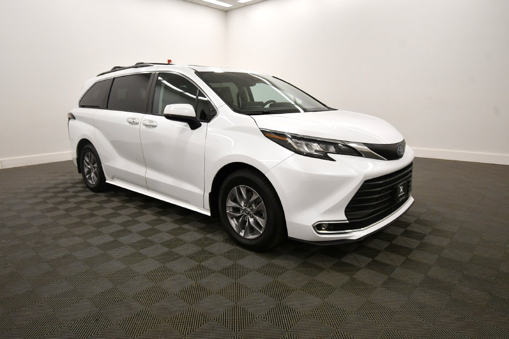 Used 2023 Toyota Sienna XLE AWD/4WD image 10