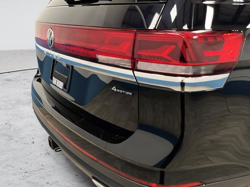 Used 2025 Volkswagen Atlas SE image 33