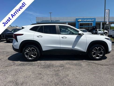 Used 2024 Chevrolet Trax LT w/ Driver Confidence Package FWD image 2