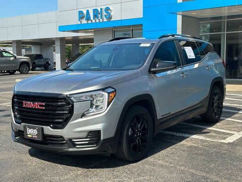 Used 2024 GMC Terrain SLE w/ Driver Convenience Package FWD image 3