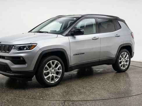 Used 2025 Jeep Compass Limited AWD/4WD image 3