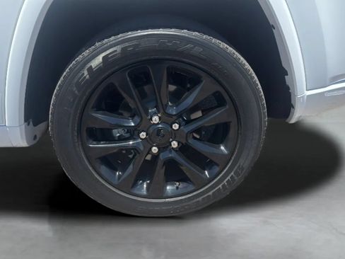 Used 2018 Jeep Grand Cherokee Altitude RWD image 36