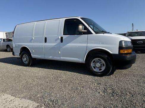 Used 2018 Chevrolet Express 2500 w/ Driver Convenience Package RWD image 4