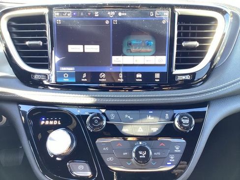 New 2026 Chrysler Pacifica Select image 12