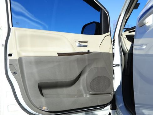 Used 2017 Toyota Sienna XLE image 23