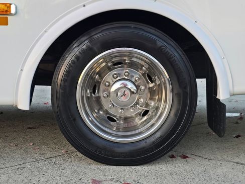 Used 2019 Ford F550 2WD Regular Cab Super Duty image 16