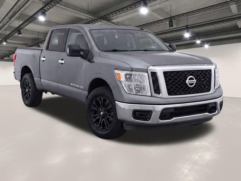 Used 2018 Nissan Titan SV w/ SV Convenience Package RWD image 2