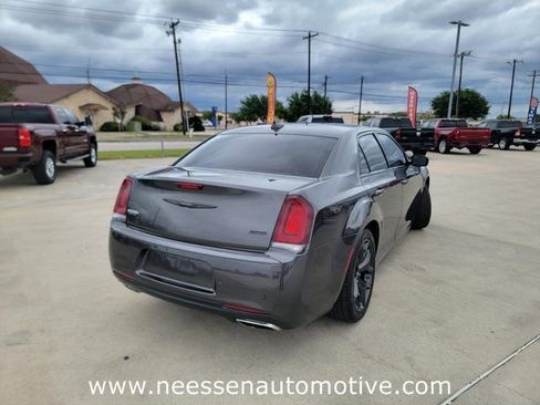 Used 2022 Chrysler 300 Touring L RWD image 7