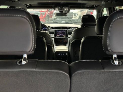 Used 2025 Jeep Grand Cherokee L Altitude RWD image 8
