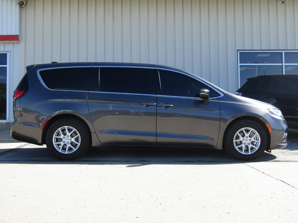 Used 2023 Chrysler Pacifica Touring-L FWD image 2